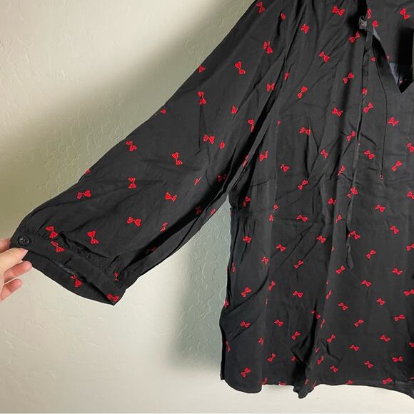 Torrid Red Bow Print Rayon Twill Tie Neck Peasant Top 3X NWT Tossed Bows - Picture 6 of 14